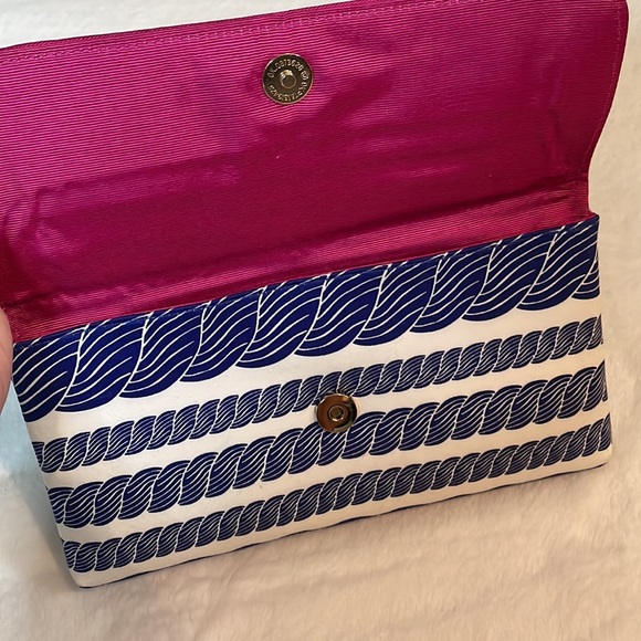 🆕 NWT Vineyard Vines Rope Style Clutch in Ocean Reef Blue and Hot Pink Interior - Picture 3 of 7